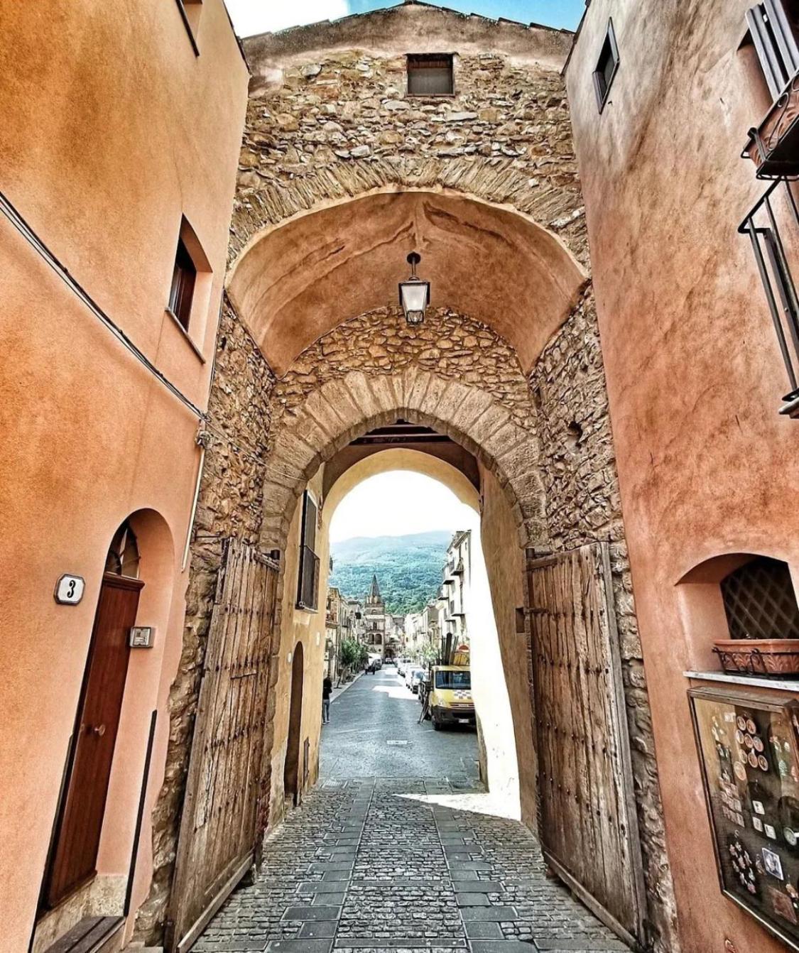 Porta San Paolo House Aparthotel Castelbuono  Luaran gambar